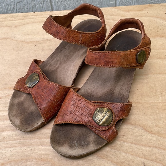 TAOS Womens Leather Wedge Sandals size 39 - Picture 2 of 9